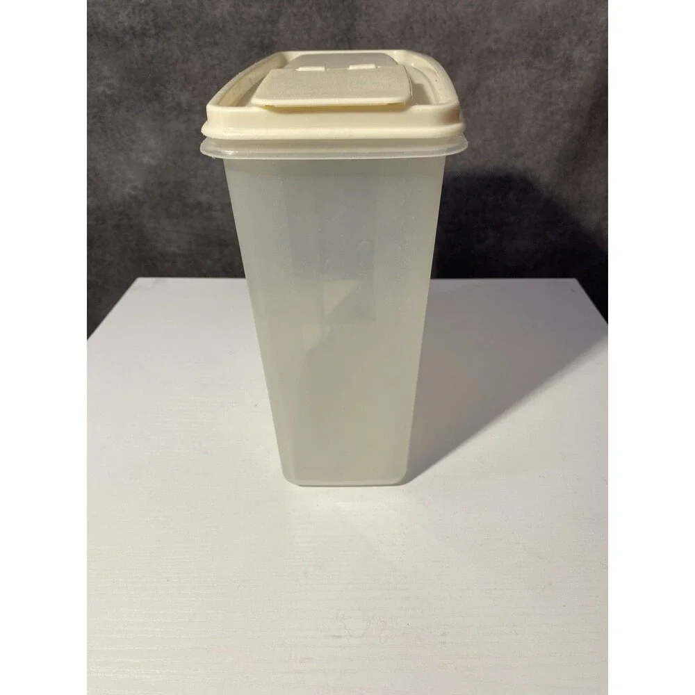 Rubbermaid Servin Saver 1.3 Gallon Plastic Cereal Keeper with Almond Lid